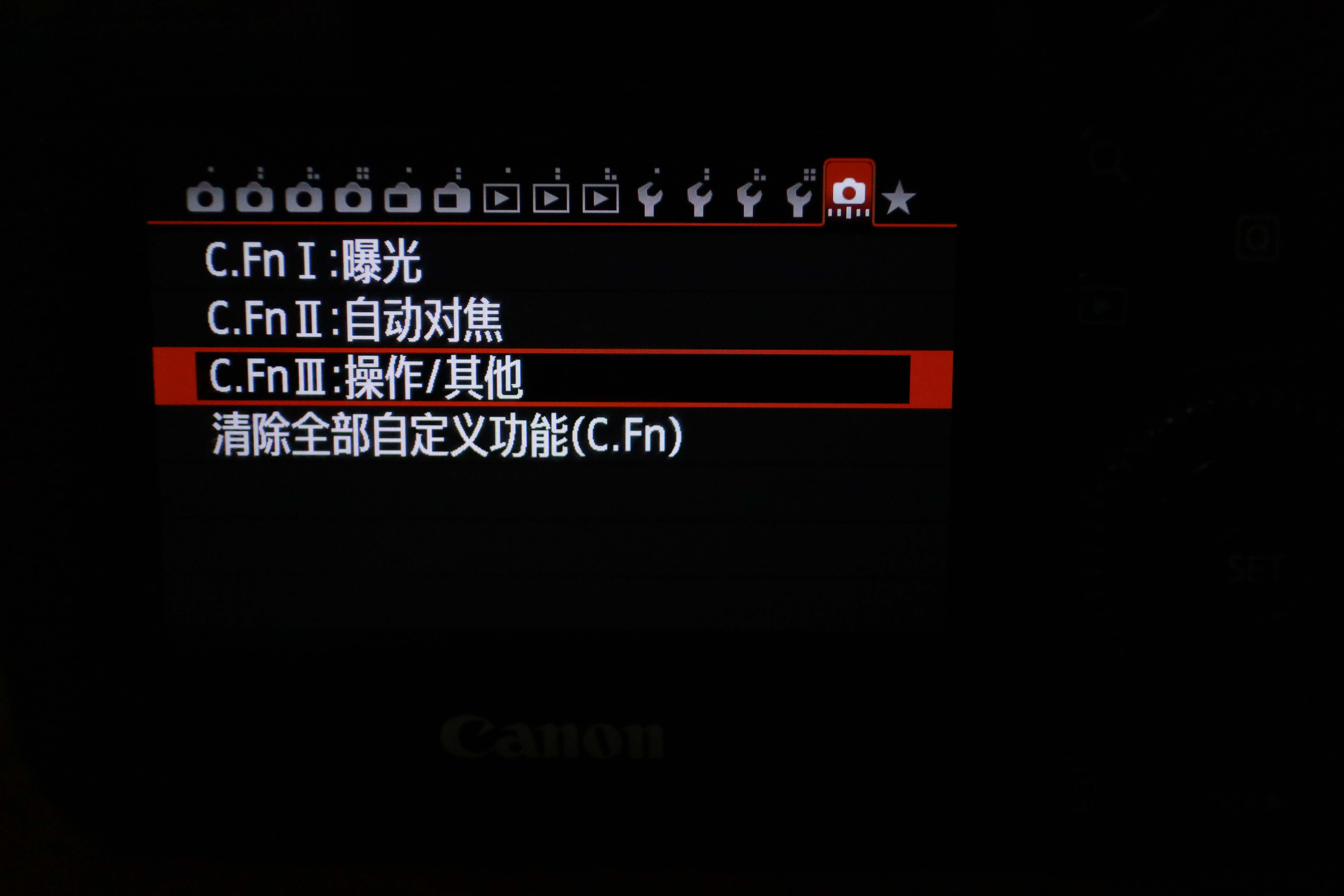 没有触摸屏的相机怎么能快速对焦,单反相机如何固定跟踪对焦