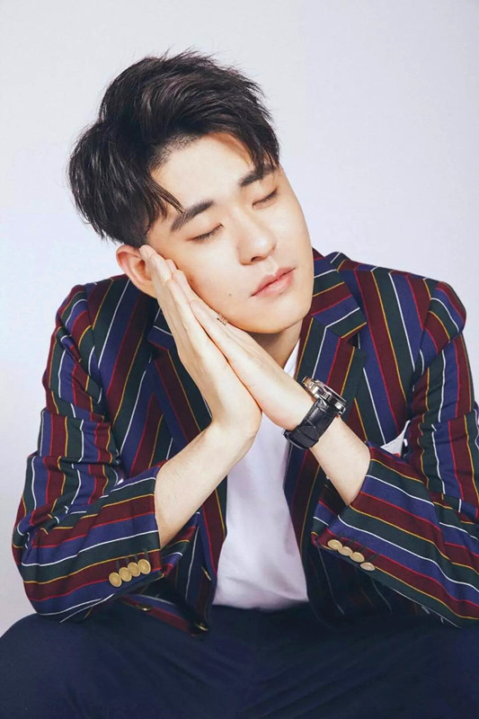 开眼了,能让女孩带着荧光棒听相声的只有他了,为啥这么火?