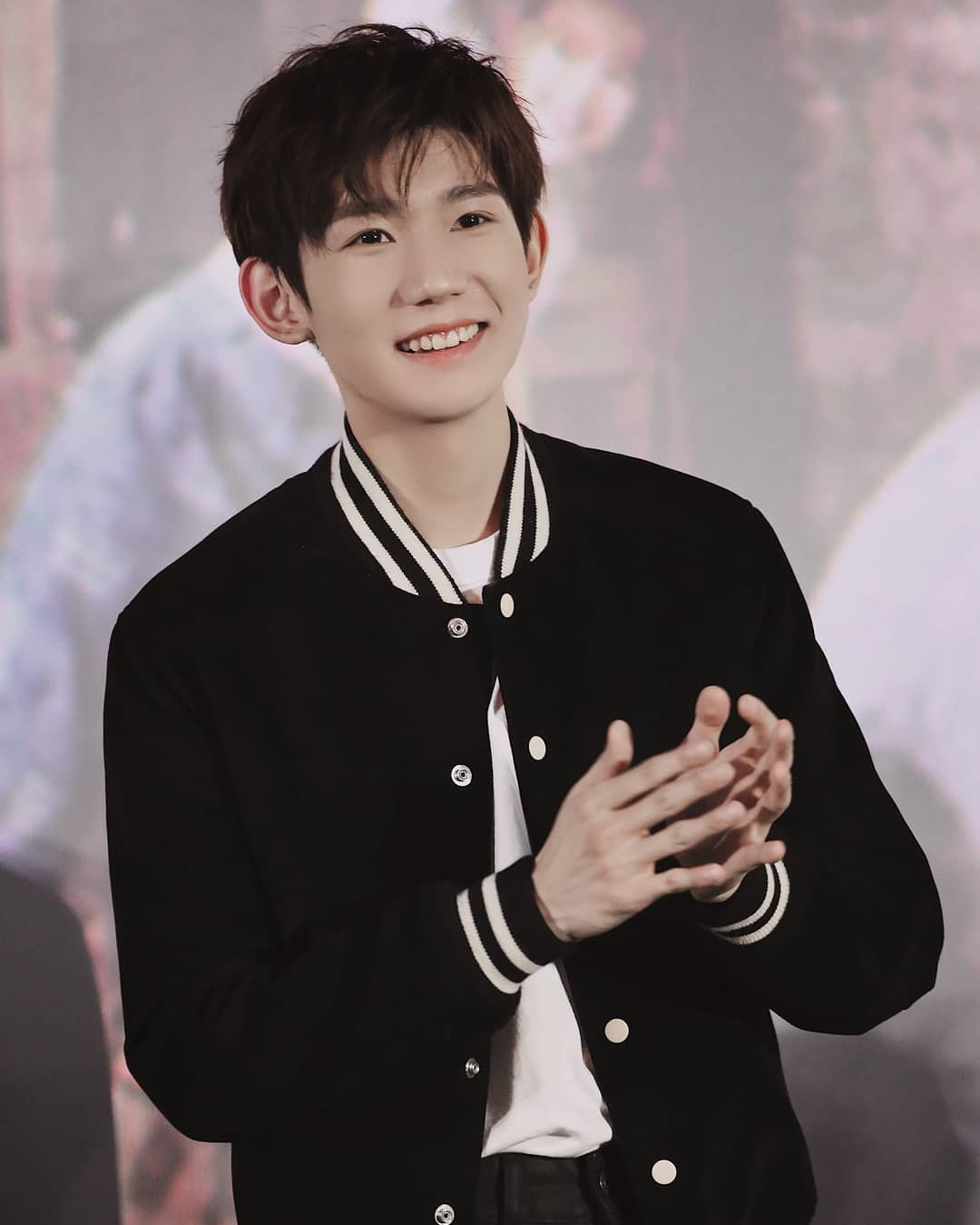 秋冬穿搭万花筒，王源的棒球衣，华晨宇正经穿衣服的样子见过没