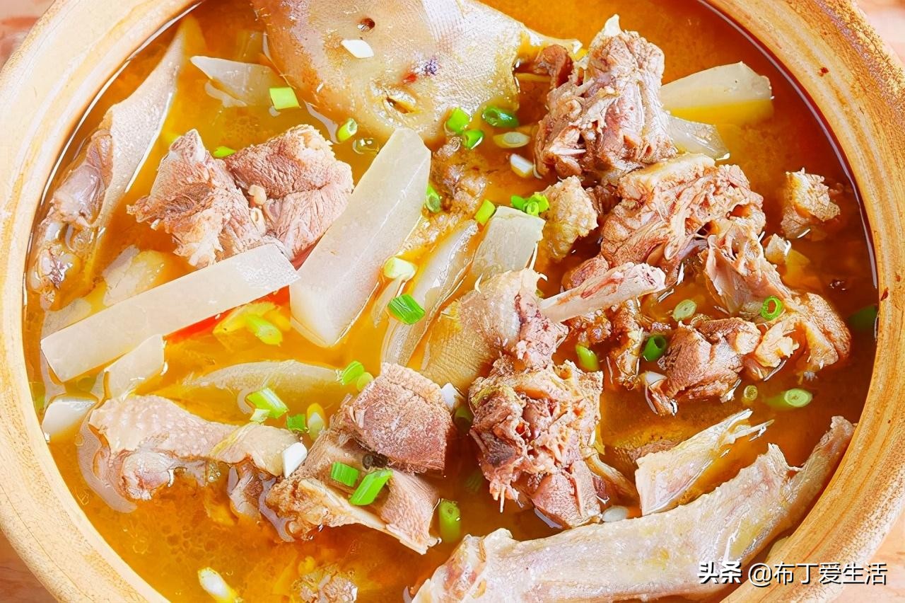 天凉给家人煮一道萝卜鸭汤，鲜香味美，好喝不上火，秋冬养肺正好