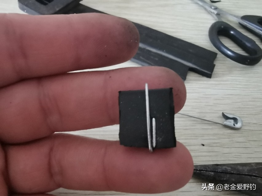 自制绑钩器的绑钩演示,绕线圈自制绑钩器可以绑袖钩