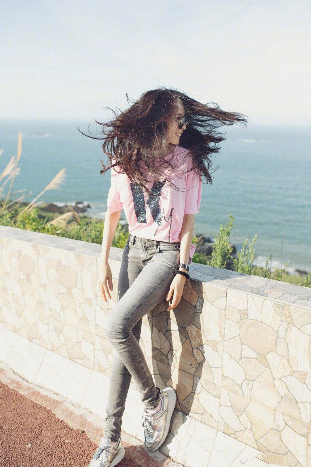 莫文蔚穿皮裤,穿牛仔裤的莫文蔚