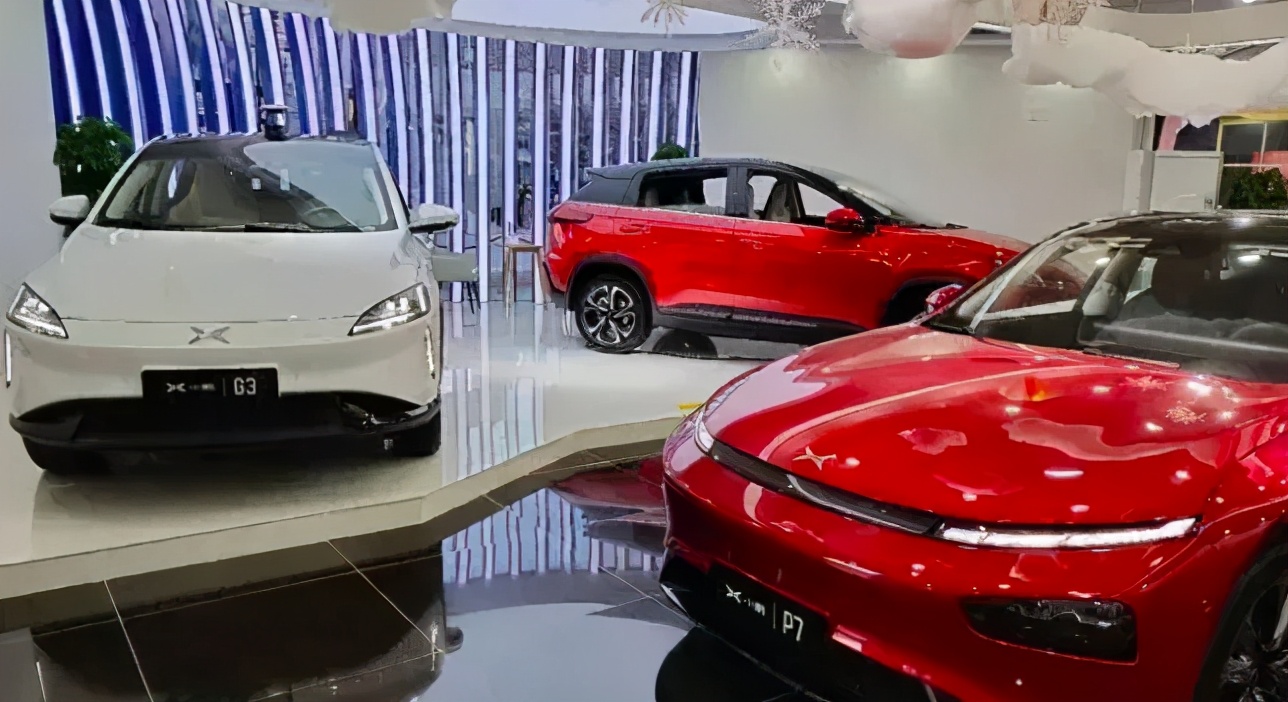 实地探访：华为卖车第一天，体验店变4S店