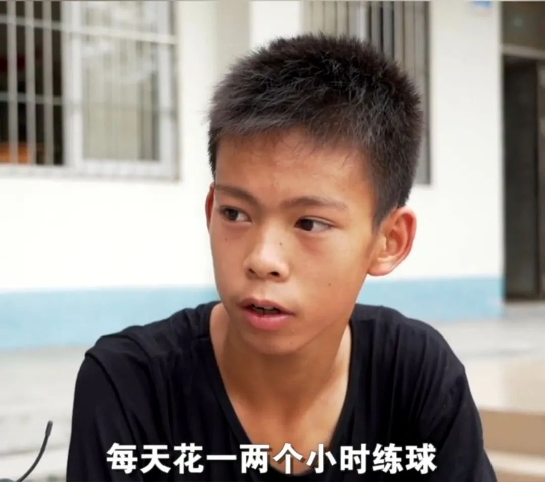 13岁独臂篮球少年网络爆红,广东独臂篮球少年成为运动员