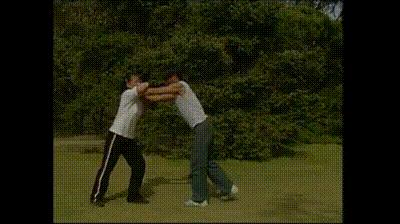 被锁喉怎么擒拿,被歹徒抓住双手怎么办