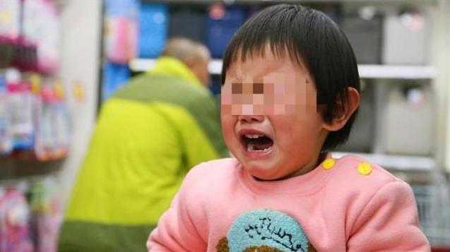 小孩超市偷东西被骂,小孩超市偷窃被发现妈妈包庇后续