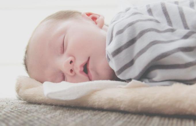 宝宝生下来屁股和脚淤青,宝宝生下来屁股青一大块