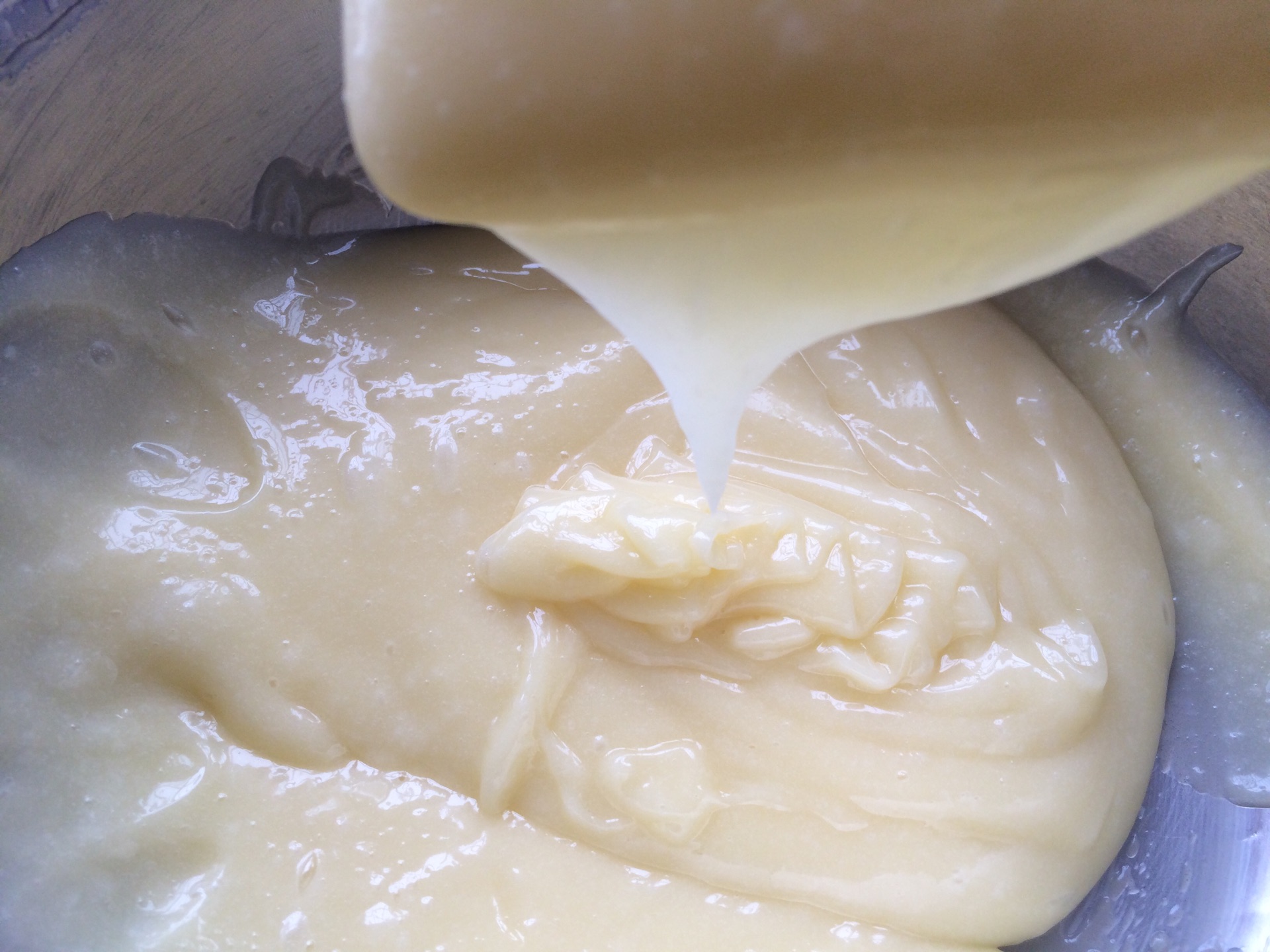 沙拉酱是鸡蛋和油做的吗,少油少糖的熟蛋沙拉酱