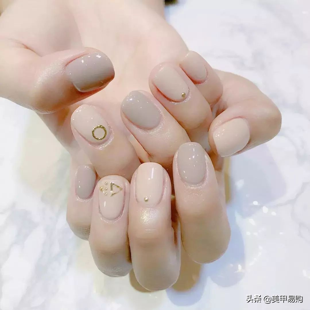 奶茶色渐变磨砂美甲,女生最爱的奶茶色系美甲来啦