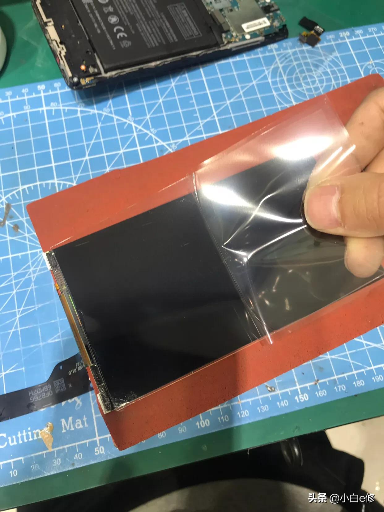 粉丝35块钱买了外屏，打算自己换，最后还是放弃了，发给我修了