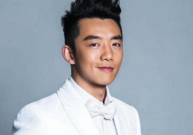 郑恺夜店出场,郑恺在跑男穿西装