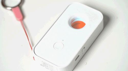 使用手机检测房间内针孔摄像头,男子住房发现针孔摄像头