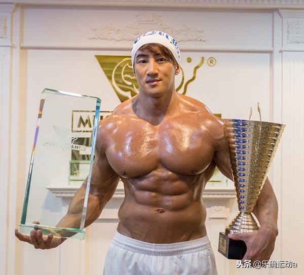 胸肌撑满紧身衣的感觉,胸肌被挤压爆了