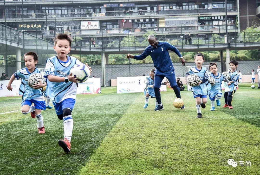 爱踢球的小豹子,爱踢足球的小豹子