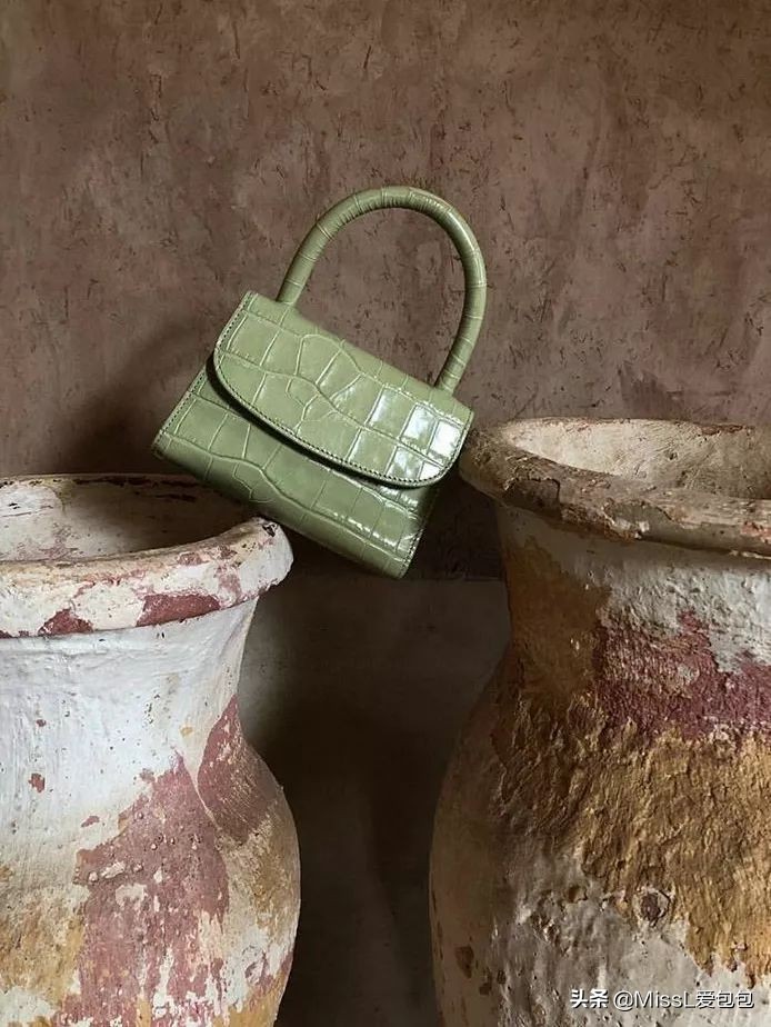 有哪些手袋既经典又时髦呢,时髦氛围感的必备单品迷你手袋