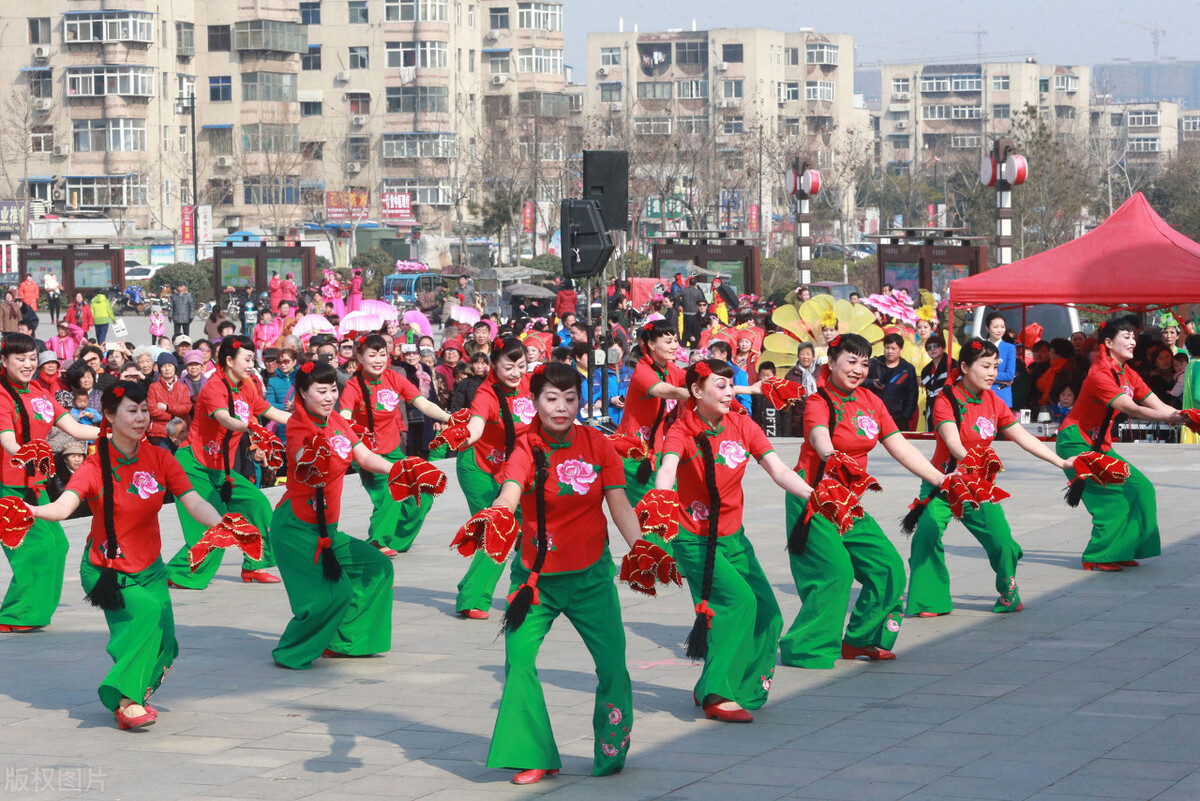 00后跳广场舞大妈不甘示弱,90后小伙领大妈跳广场舞