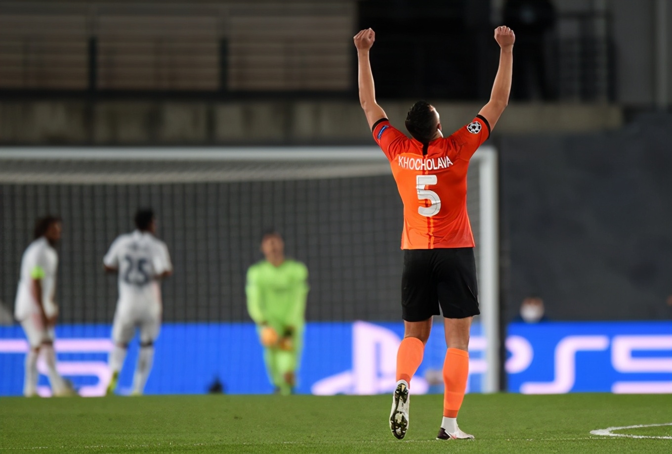 中场能转身，胜利不陌生：现代足球中场如何转身进攻？