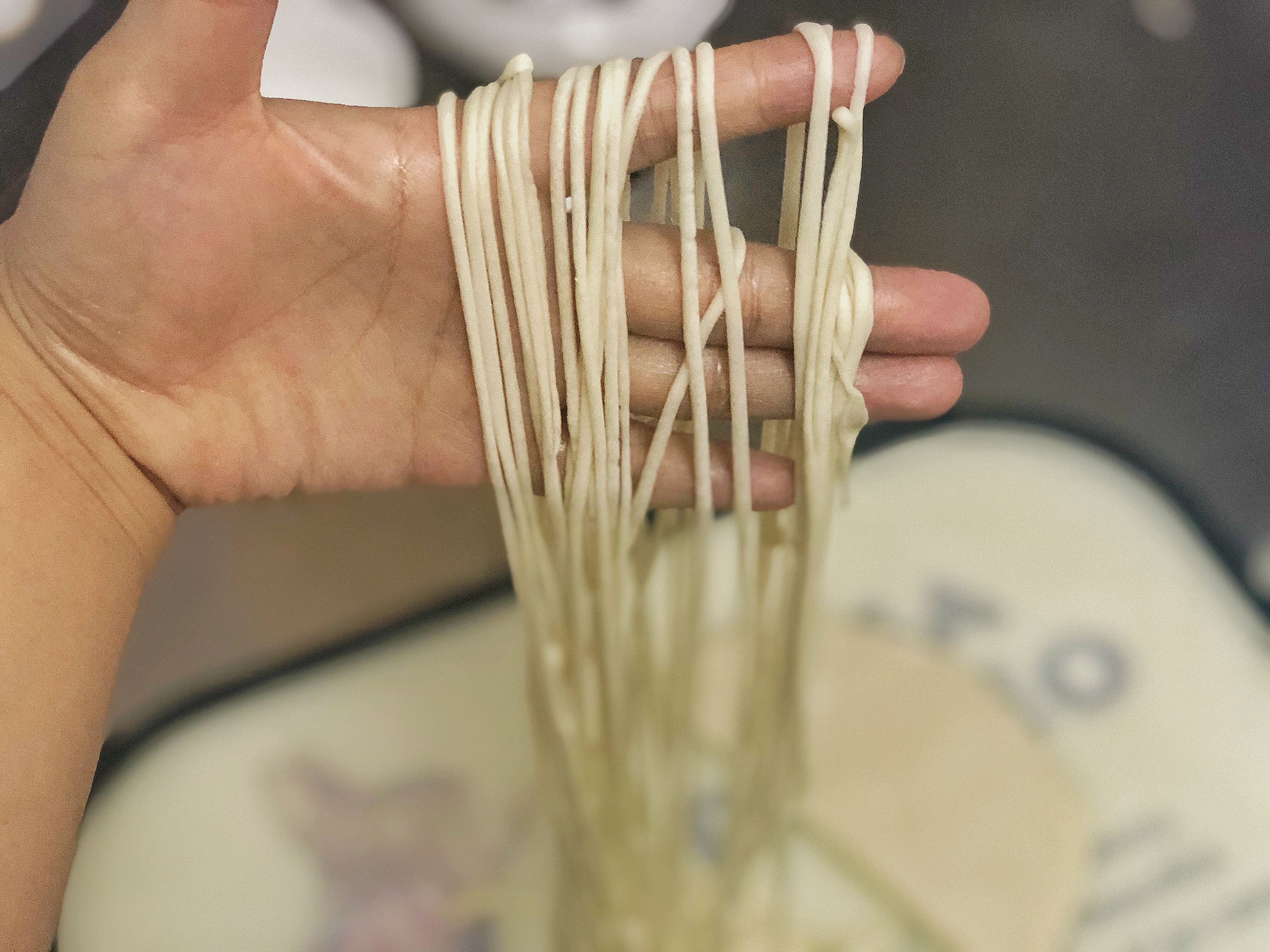 自己在家也能做拉面又细又长，配上西红柿鸡蛋的卤子，味美鲜香