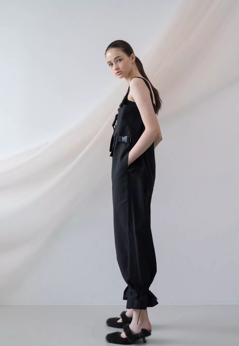 穿上背带裤，校门口保安叔叔都不拦我