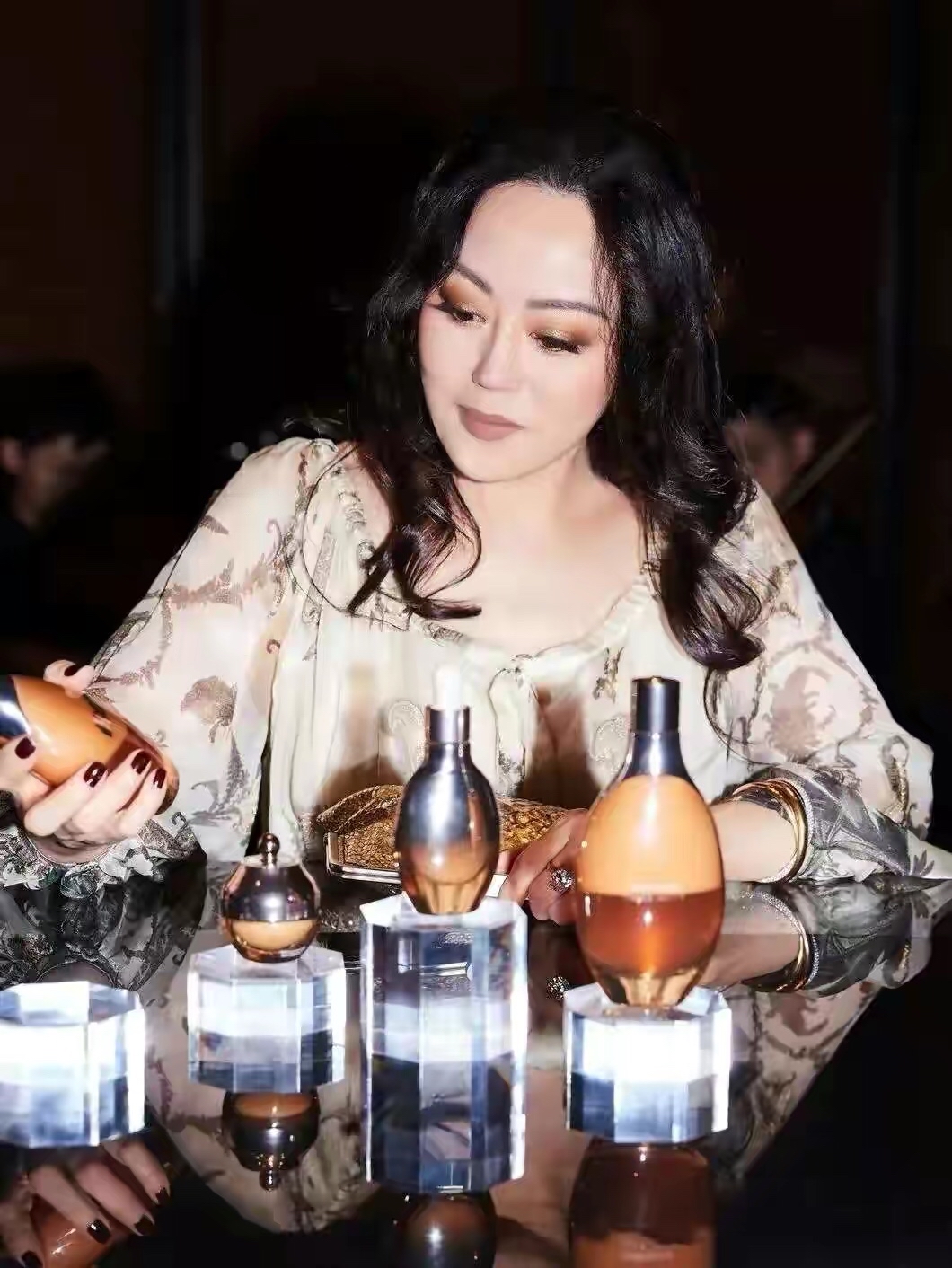 微胖的章小蕙才是真贵妇，穿红色网纱裙成熟优雅，名媛气质藏不住