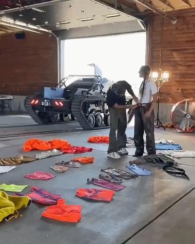 yeezygap联名在哪发售,yeezyxgapxbalenciaga三方联名款棉服