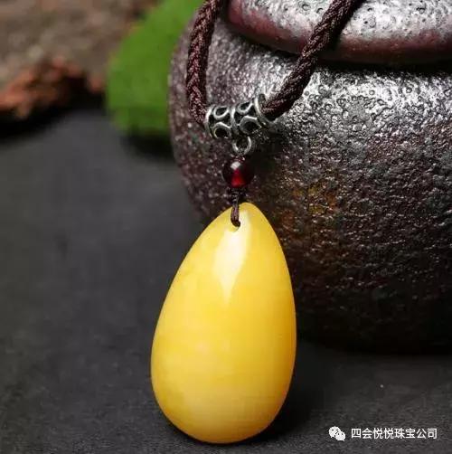 蜜蜡光泽油润,蜜蜡放久了有什么变化