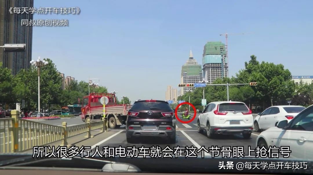 什么样右转路口容易闯红灯,交通标志在路口上怎么避免闯红灯