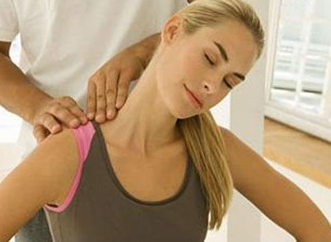 落枕动一下好像抽筋一样怎么回事,落枕稍微一用力脖子就抽筋一样疼