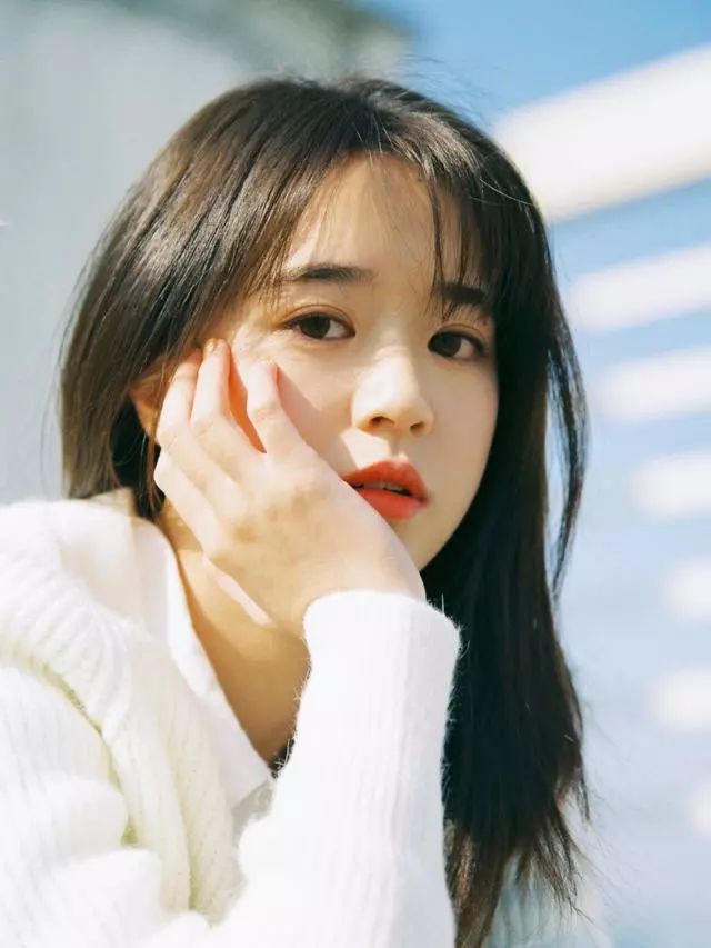 拍人像自己做pose好还是摆拍好,拍照小技巧不会摆pose的看过来