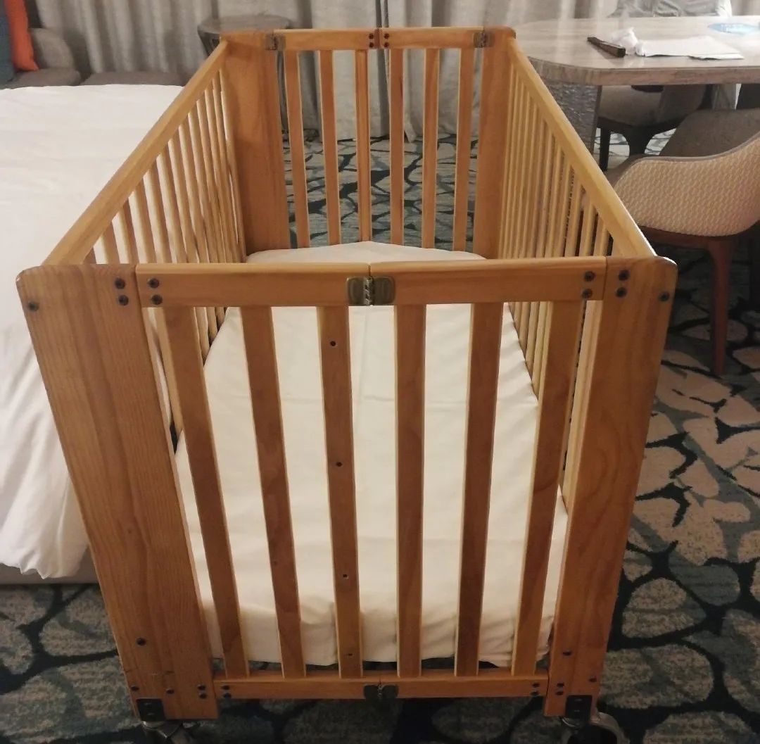 因为我不到三岁，酒店“逼”我打地铺睡