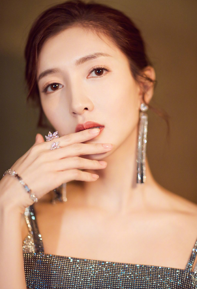 施华洛世奇有天然水晶吗,施华洛世奇的首饰都是仿水晶吗