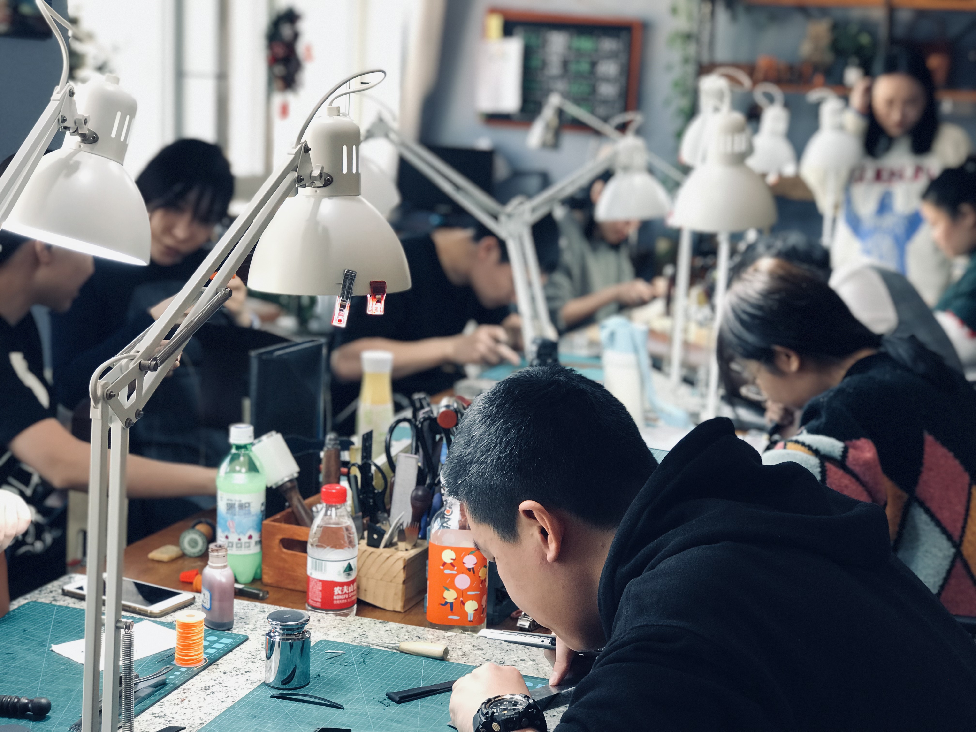 开手工皮具DIY店需要学习哪些内容：汐迟工坊开店创业班介绍