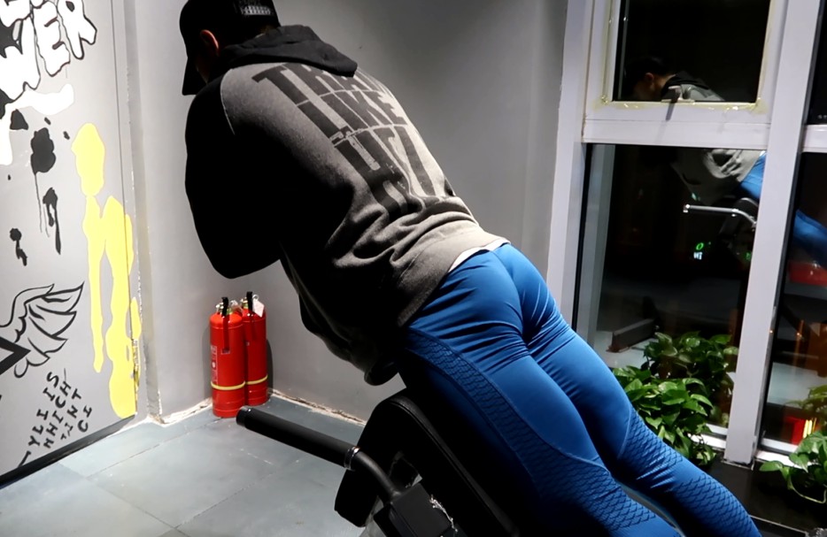 侧腰山羊挺身正确训练方法,山羊挺身练背替代动作