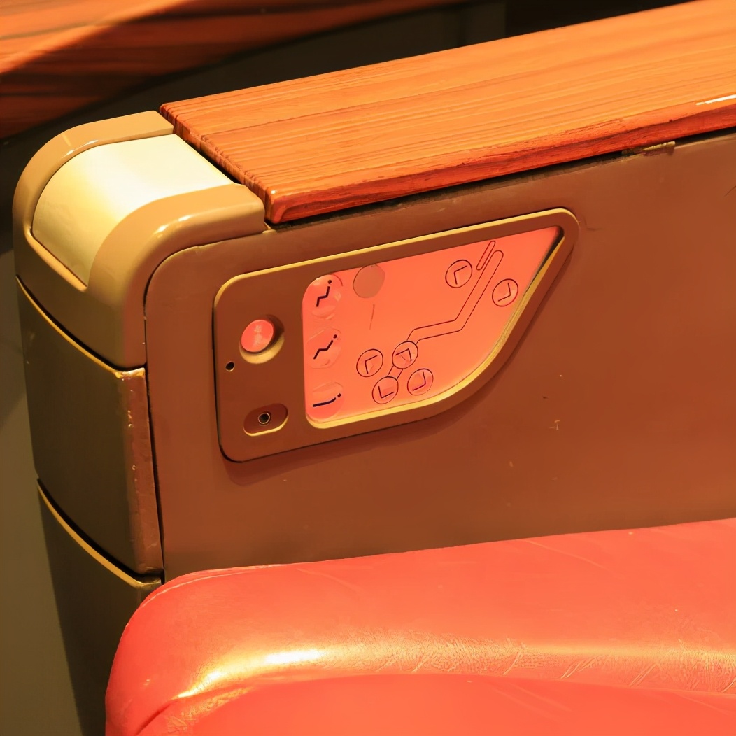 动车上有小桌板吗,动车上的小桌板怎么弄