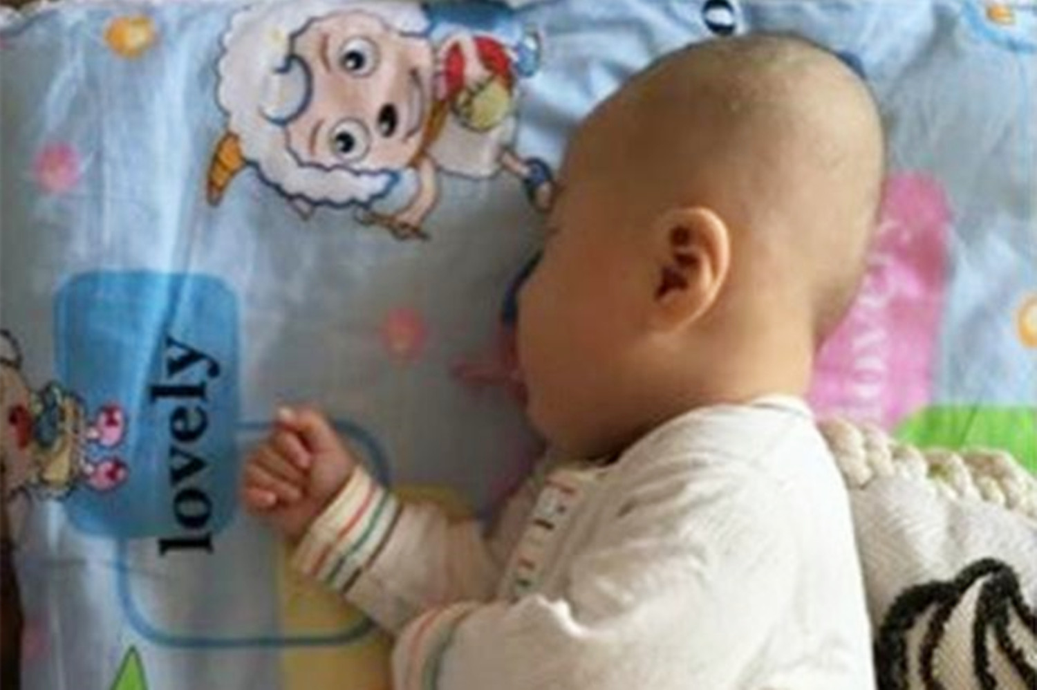 宝宝睡成扁头怎么办,宝宝睡扁头了要睡多久才会圆