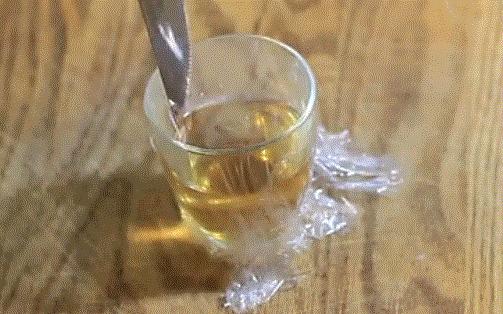 衬衣皱了熨不平整怎么办,洗皱了的衣服不熨怎么弄平