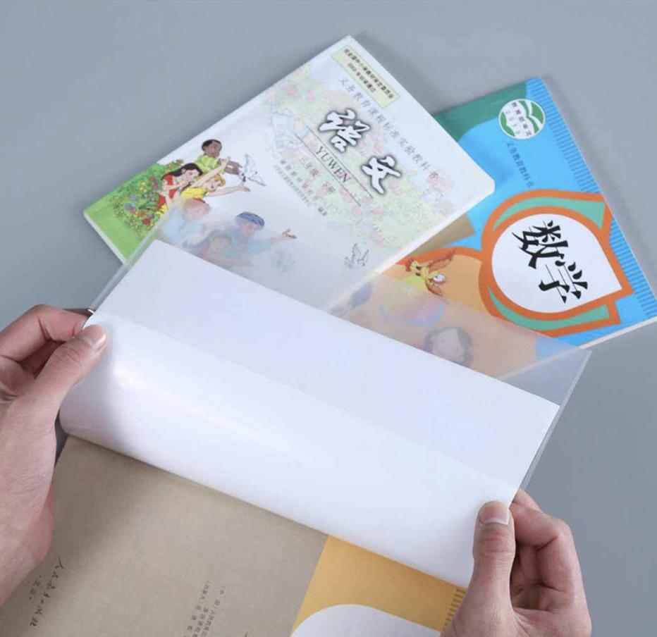 包书皮是对开学最大的仪式感,开学第一天给孩子包书皮