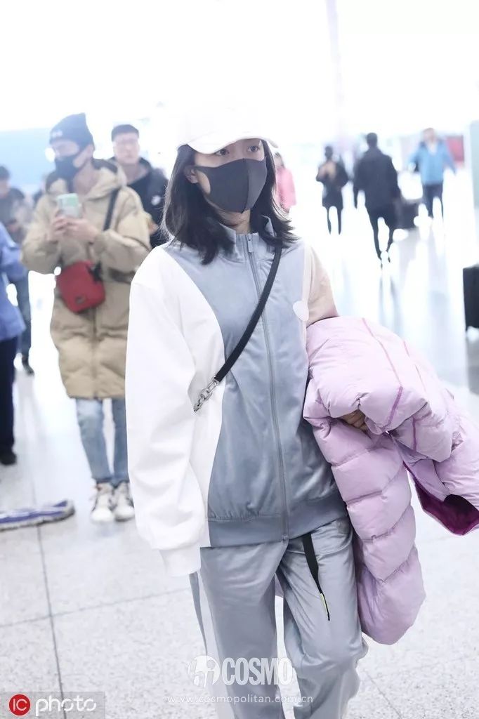 00后妹妹霸占年末荧屏却靠甜系穿搭霸占我的心