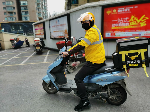 贵阳街头人车稀少，唯有外卖小哥忙碌：“为了大家，我们坚持了下来”