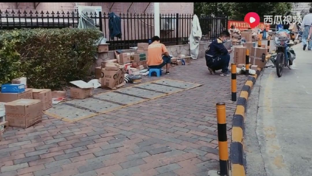 快递紧张哥亮相国务院发布会，疫情*特中**殊的逆行者们