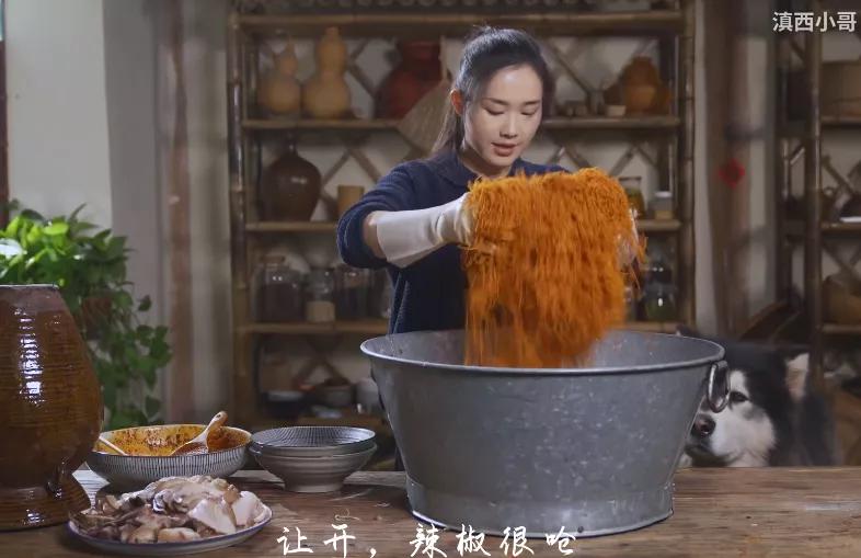 李子柒被韩国网友*攻围**，中国博主联手回击，发布酸菜视频标题显眼