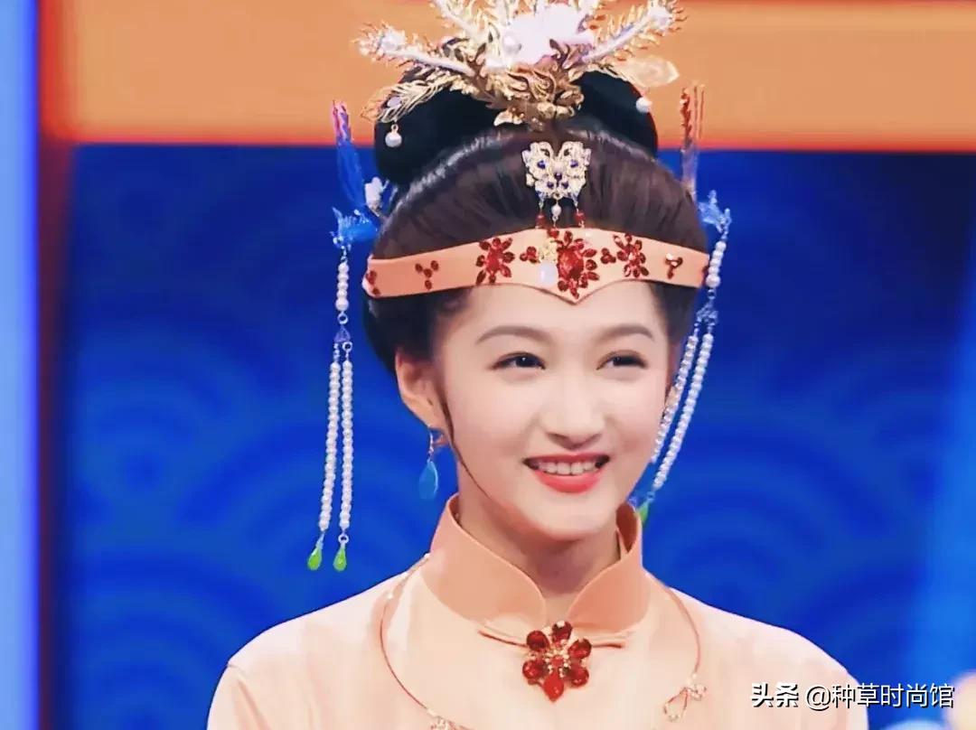 关晓彤素颜自拍与鹿晗撞脸,关晓彤为鹿晗庆生后芭比造型亮相