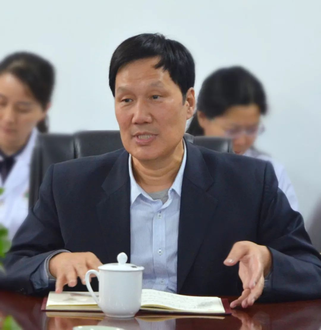 西安市中心医院组织广大*党**员干部职工观看庆祝中华人民共和国成立70周年大会