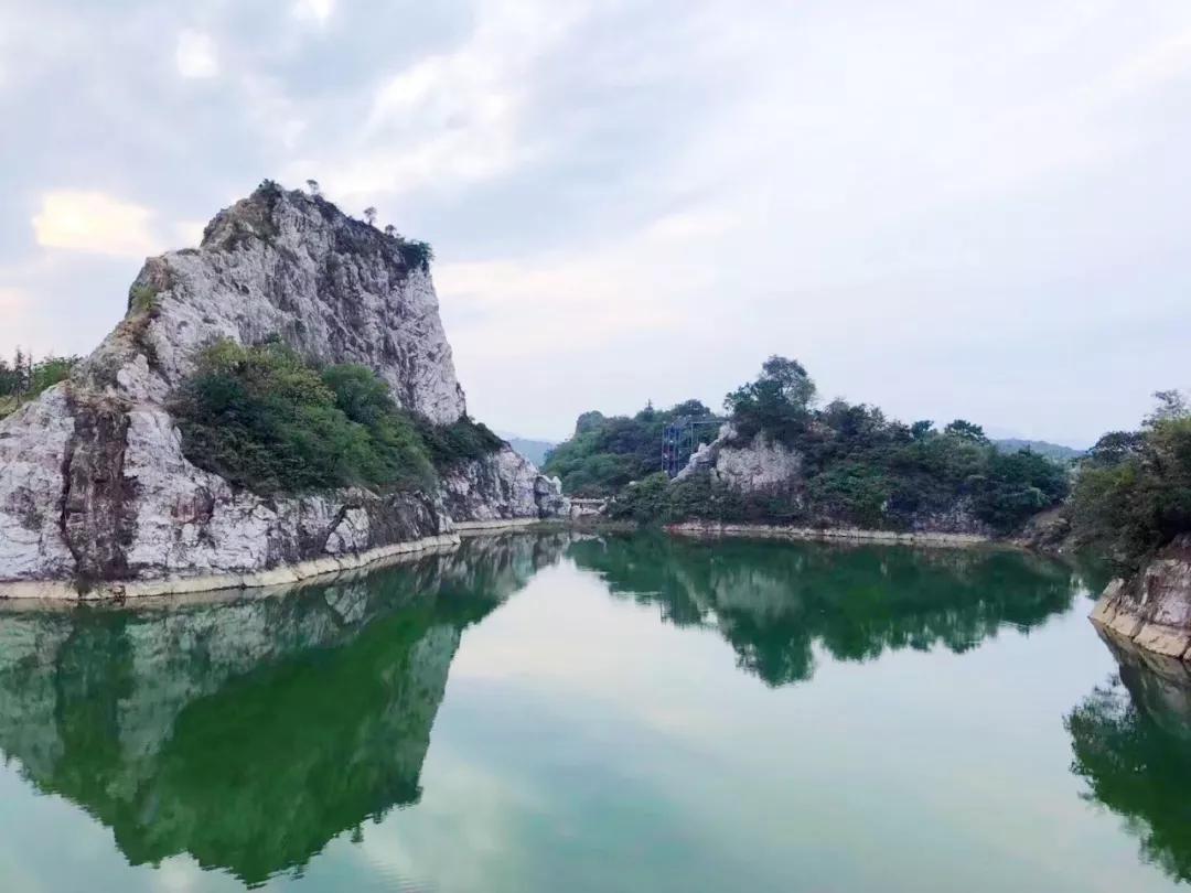 矿坑改造最美公园,矿坑改造湿地公园视频