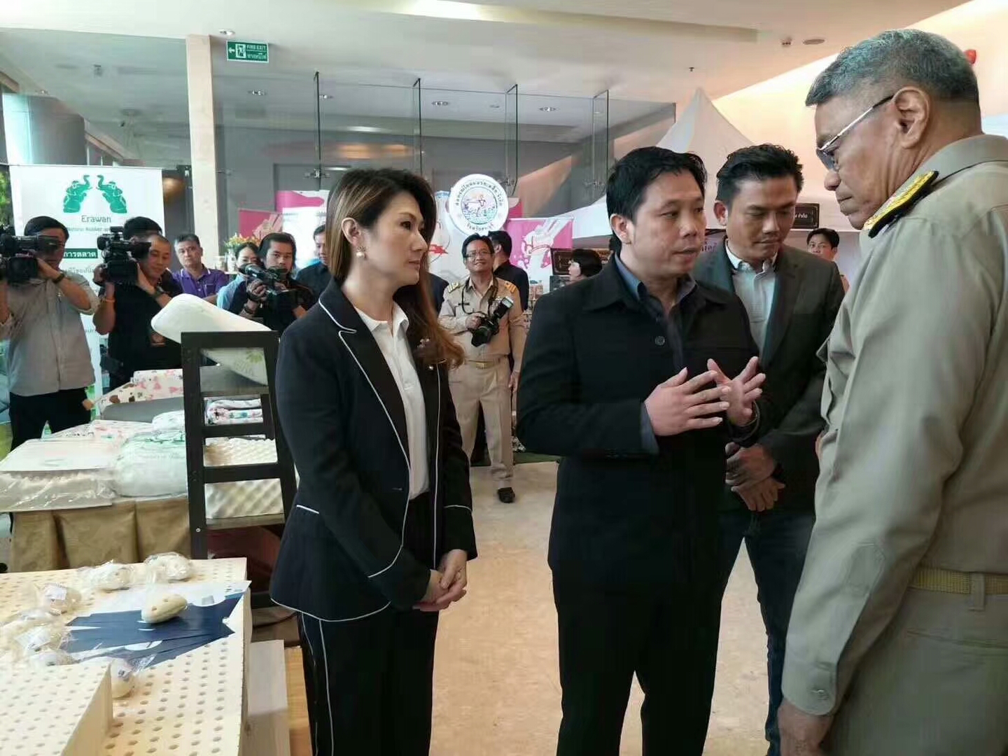 泰国乳胶枕被抢购,泰国橡胶枕头假货曝光