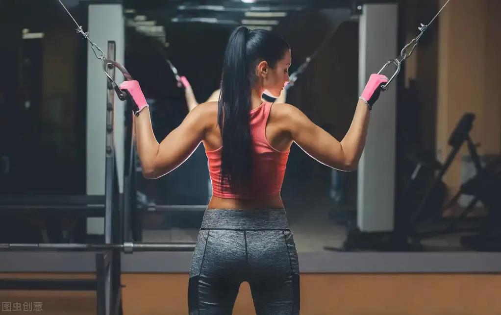 如何让身材变得纤细苗条,身材保持很苗条的女性