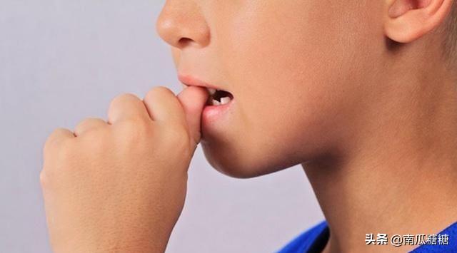 小孩抠手指头皮是缺什么,小孩儿总抠手指头是缺哪种维生素
