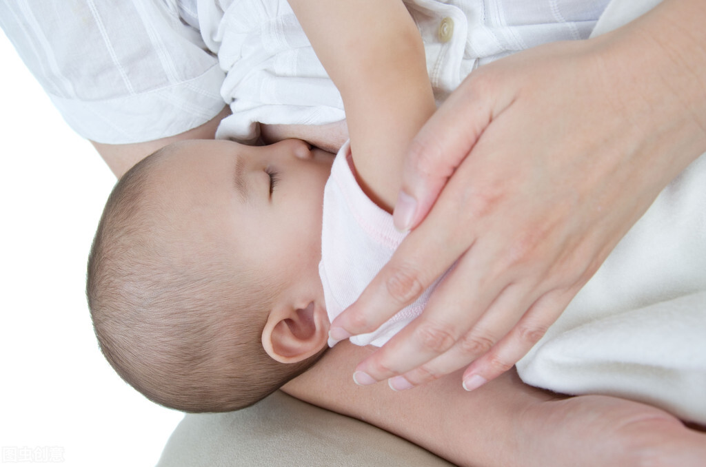 新生婴儿怎么喂母乳拍嗝,新生婴儿怎么喂母乳不用坐起来