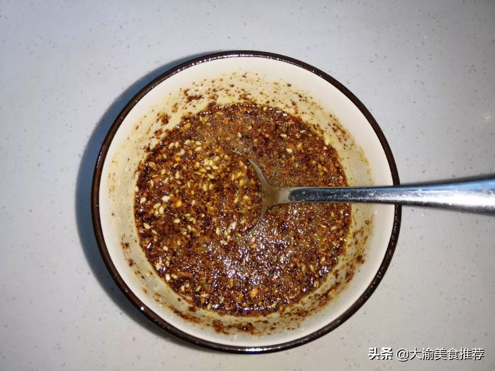 热门小吃摆摊烤面筋的做法,烤面筋也是很火爆的街边休闲小吃