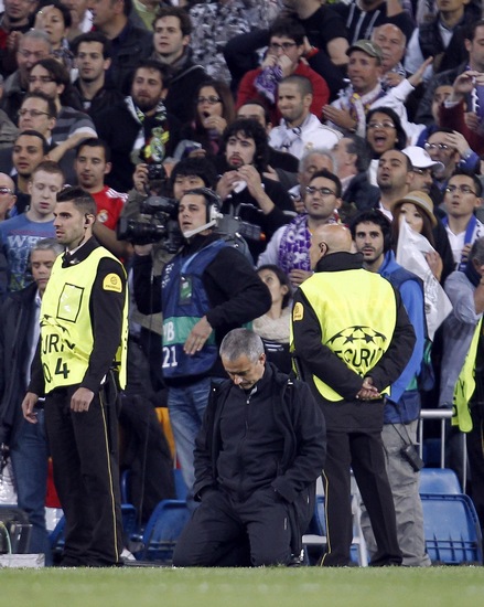 穆里尼奥下令后防重建刻不容缓,穆里尼奥被问到摆大巴时怎么说